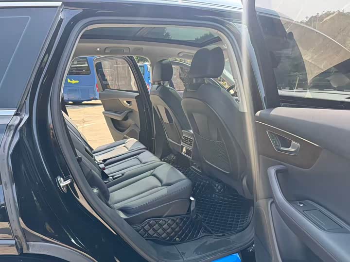 Фото 8 - Audi Q7