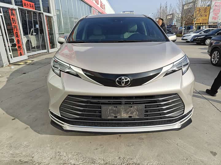 Photo 1 - Toyota Sienna