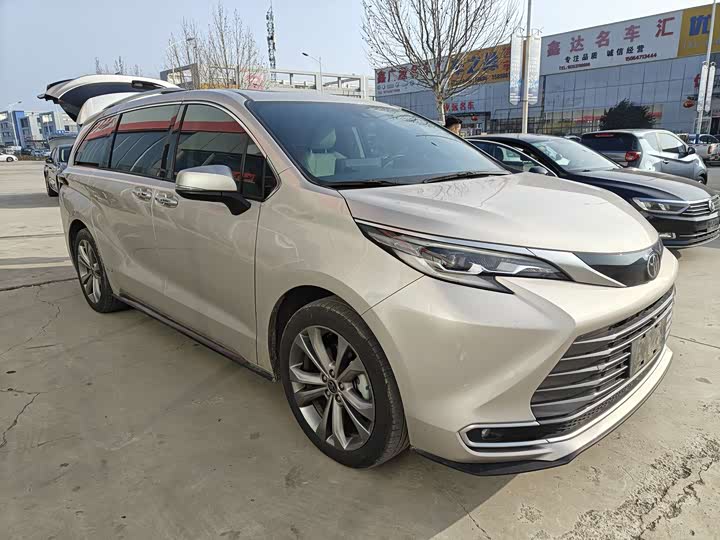 Photo 2 - Toyota Sienna