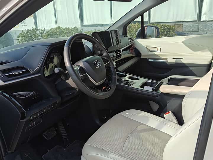 Photo 3 - Toyota Sienna