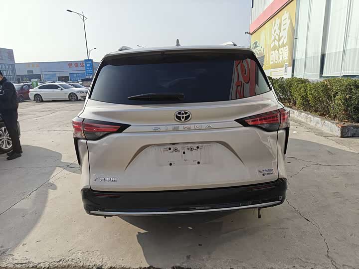 Photo 8 - Toyota Sienna