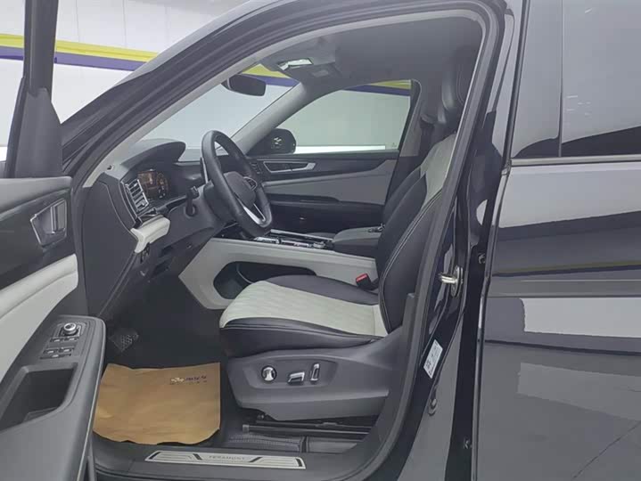 Photo 9 - Volkswagen Teramont Pro