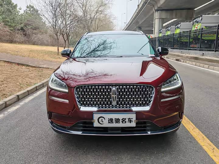 Фото 2 - Lincoln Corsair