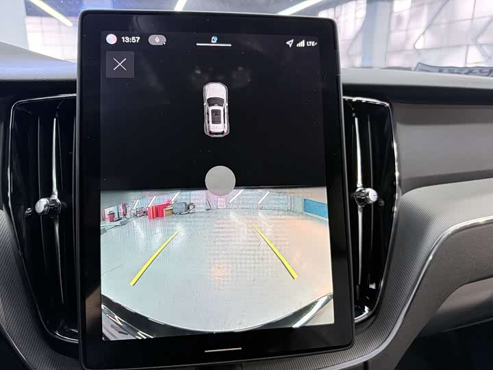 Фото 8 - Volvo XC60