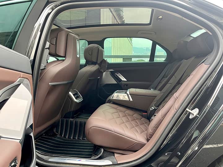 Фото 8 - BMW 7 Series