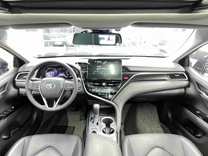 Фото 5 - Toyota Camry