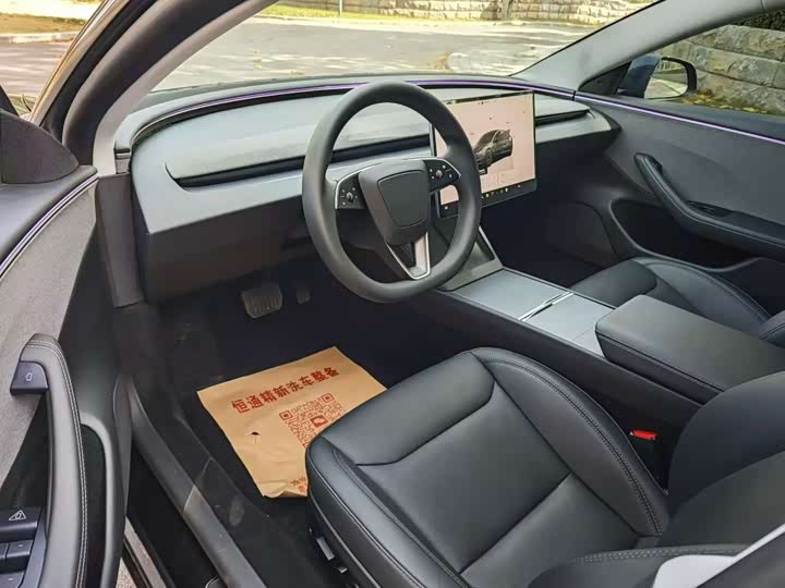 Фото 4 - Tesla Model 3