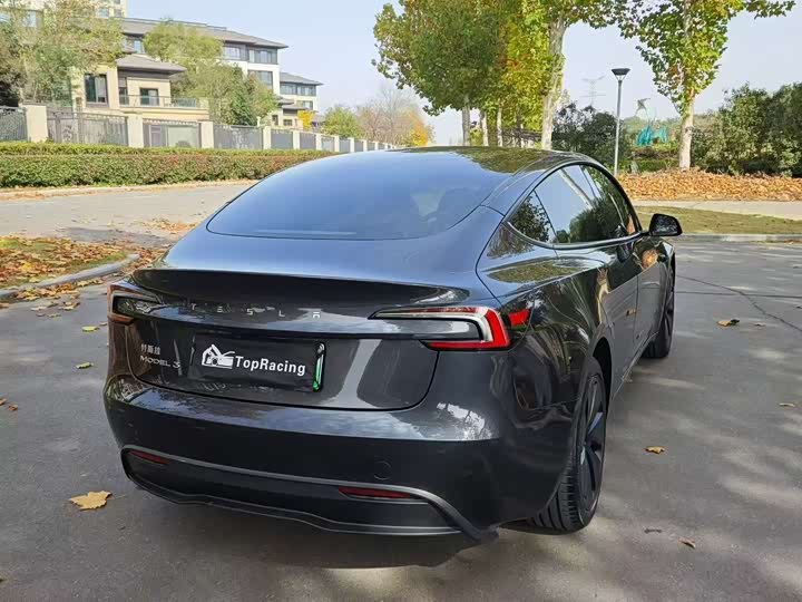 Фото 9 - Tesla Model 3