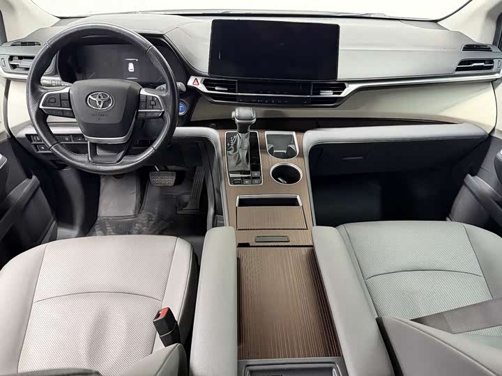 Photo 4 - Toyota Granvia