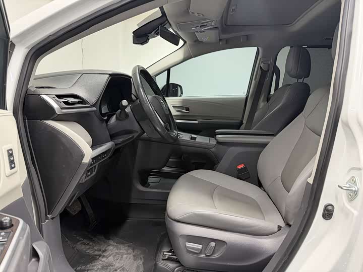 Photo 5 - Toyota Granvia