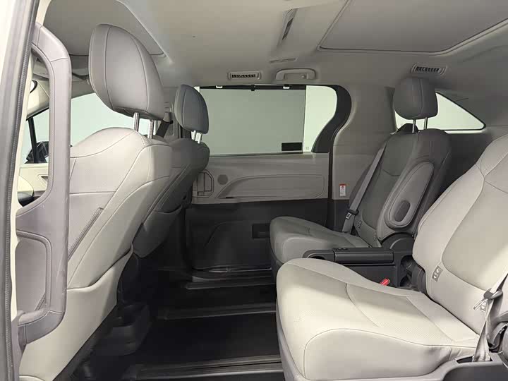 Photo 6 - Toyota Granvia