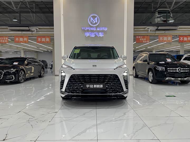 Photo 2 - Buick GL8 Hybrid