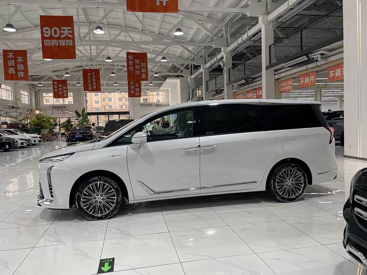 Photo 3 - Buick GL8 Hybrid