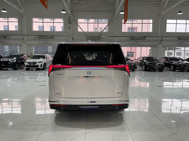 Photo 5 - Buick GL8 Hybrid