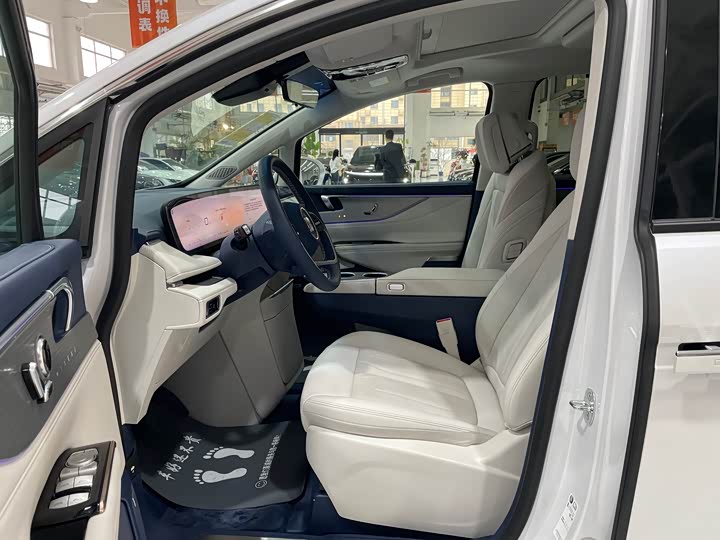 Photo 8 - Buick GL8 Hybrid