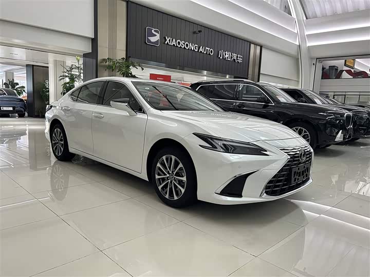 Фото 3 - Lexus ES
