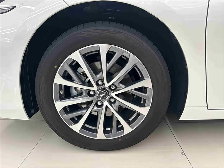 Фото 4 - Lexus ES