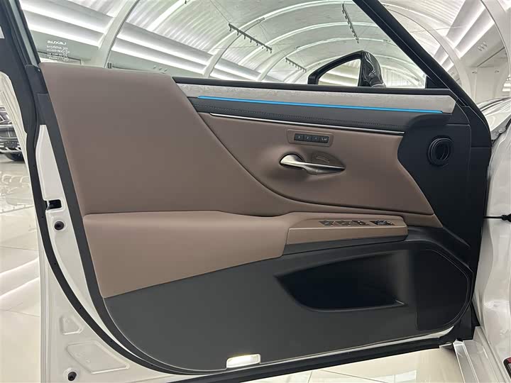 Фото 5 - Lexus ES