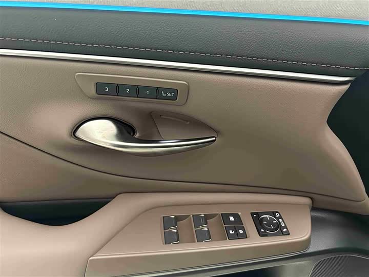 Фото 6 - Lexus ES