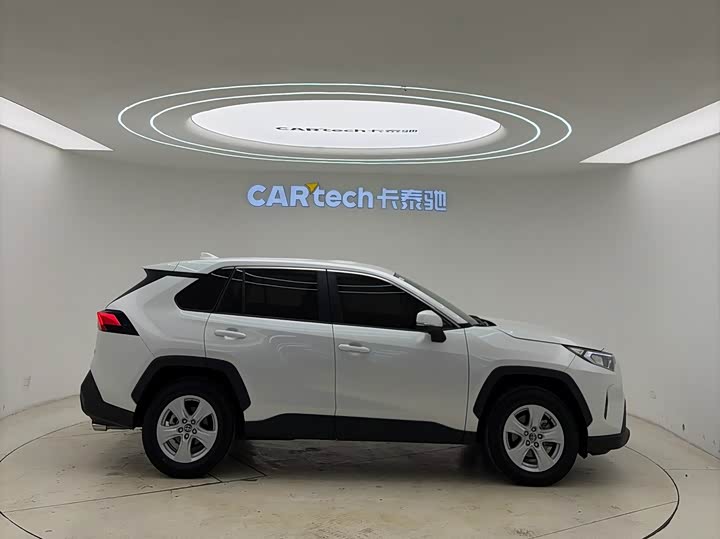 Фото 4 - Toyota RAV4