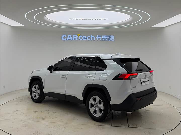 Фото 7 - Toyota RAV4