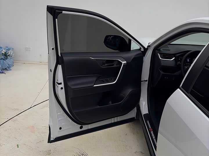 Фото 9 - Toyota RAV4