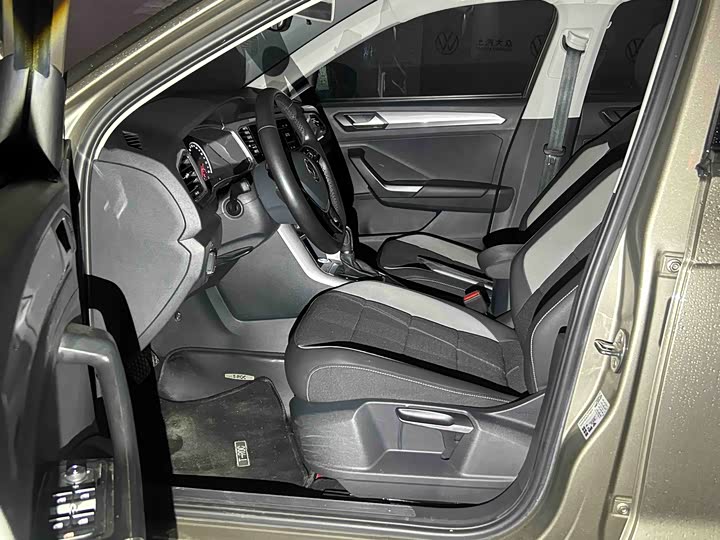 Фото 2 - Volkswagen T-Roc