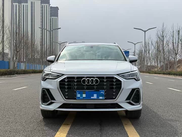 Photo 2 - Audi Q3
