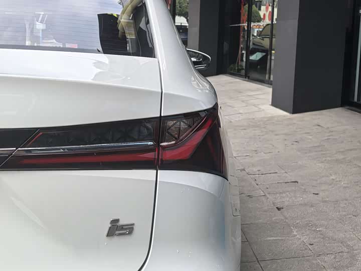 Фото 5 - Roewe i5