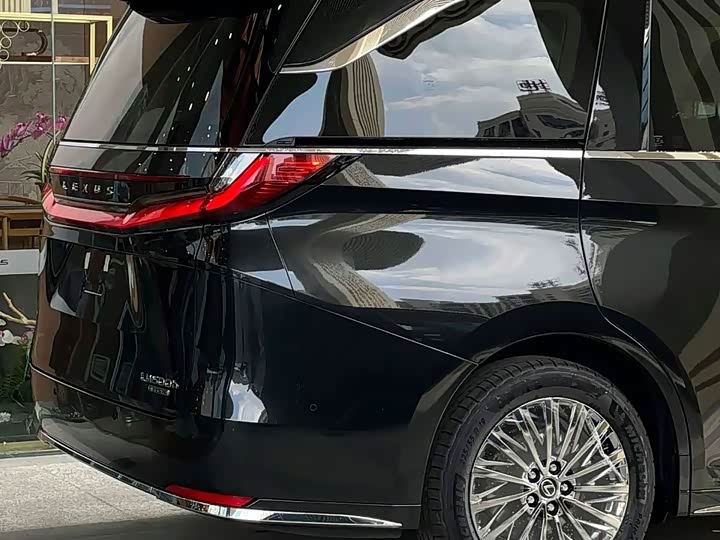 Фото 5 - Lexus LM