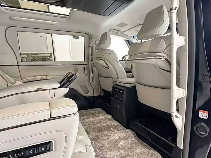 Фото 9 - Lexus LM