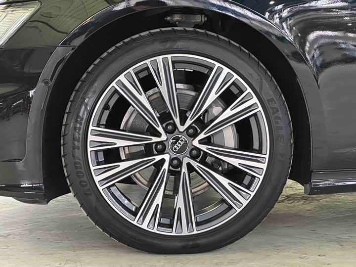 Фото 9 - Audi A6L