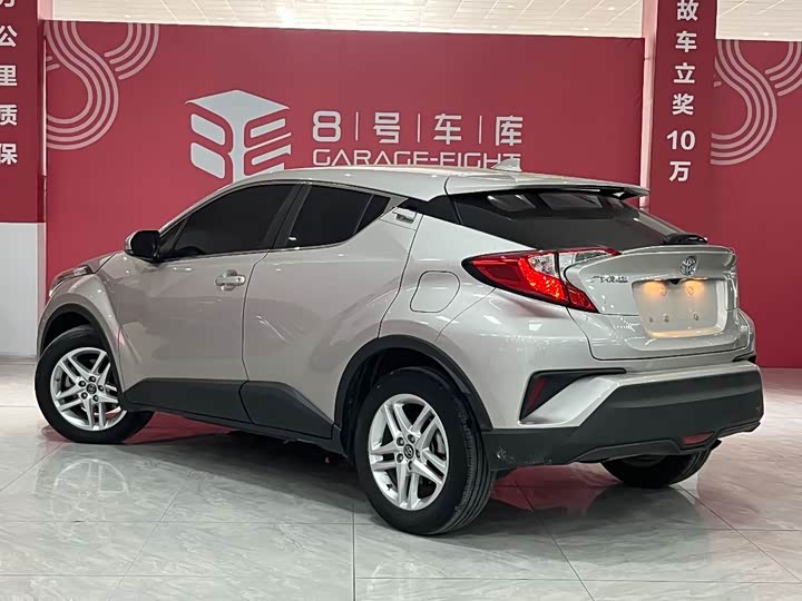 Фото 4 - Toyota C-HR