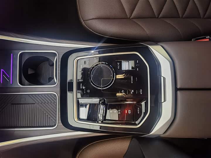 Фото 9 - BMW 7 Series