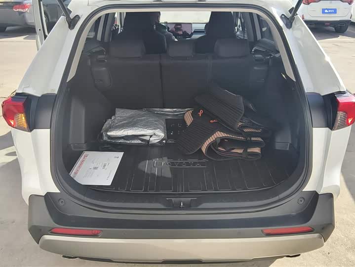 Фото 4 - Toyota RAV4