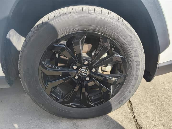 Фото 6 - Toyota RAV4