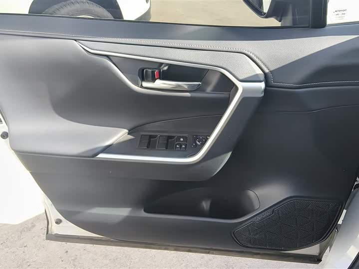 Фото 7 - Toyota RAV4