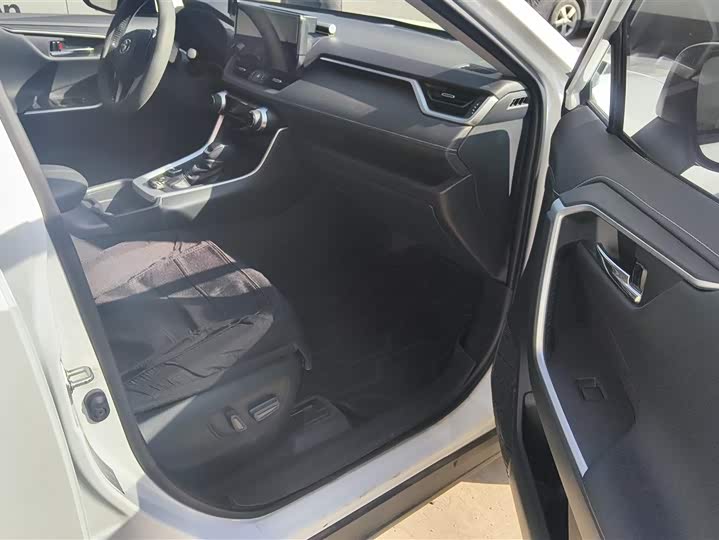 Фото 8 - Toyota RAV4