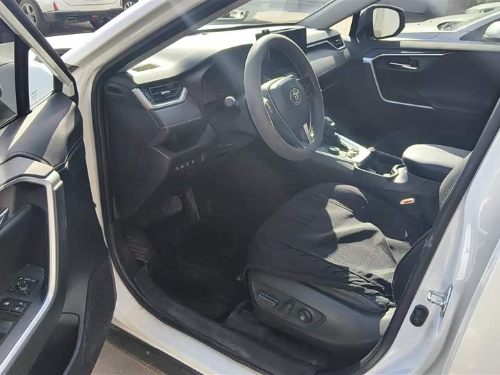 Фото 9 - Toyota RAV4