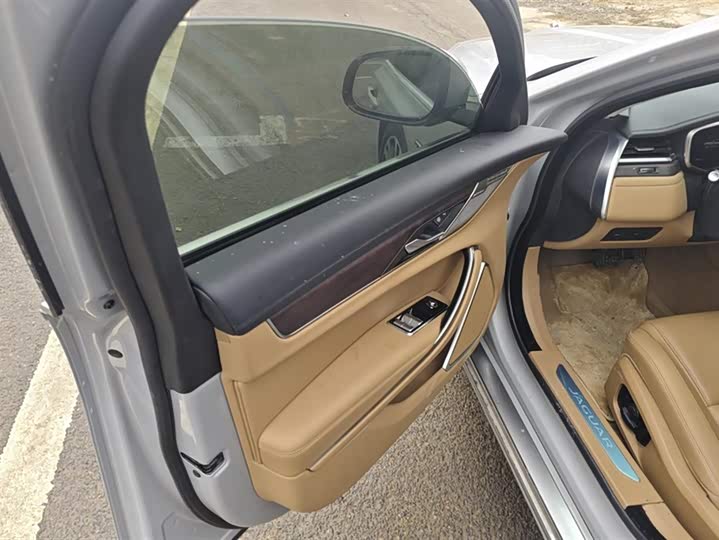 Фото 7 - Jaguar XF L