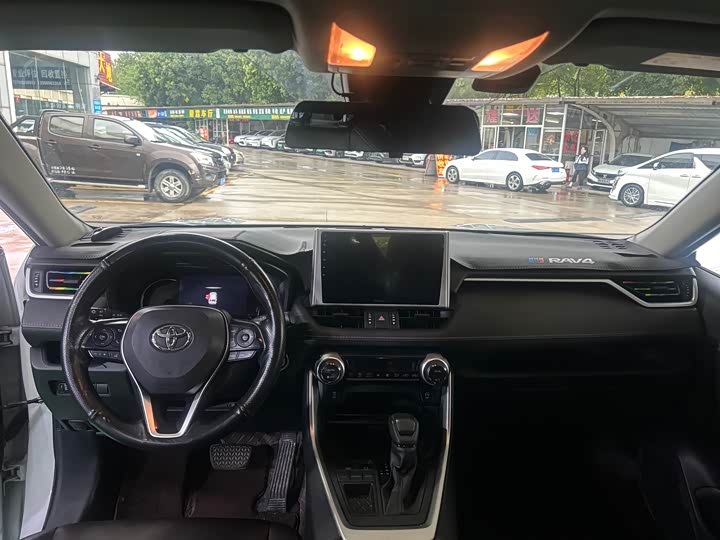 Фото 4 - Toyota RAV4