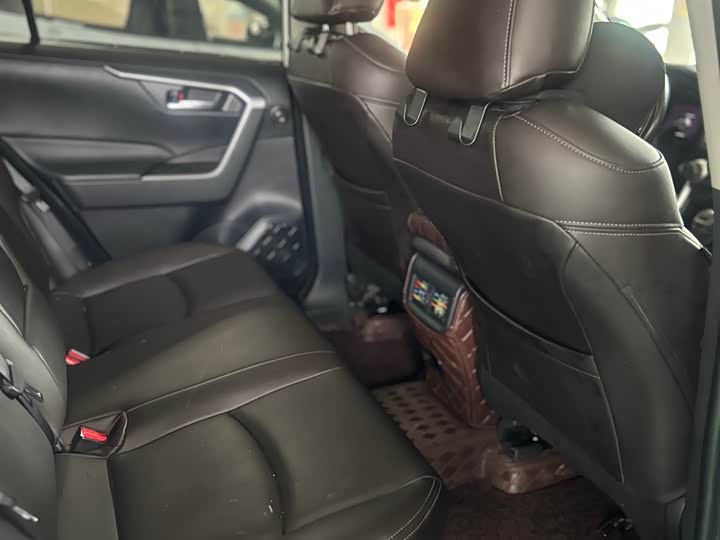 Фото 6 - Toyota RAV4