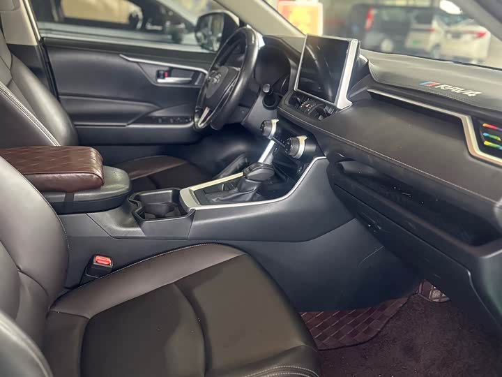 Фото 7 - Toyota RAV4