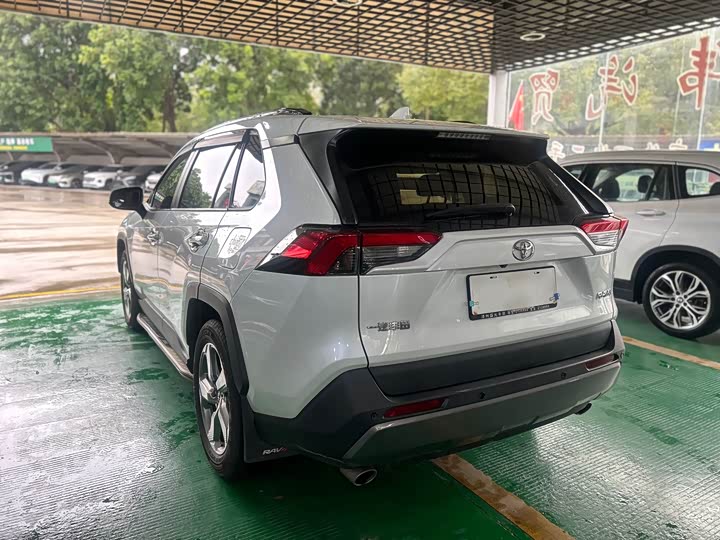 Фото 8 - Toyota RAV4