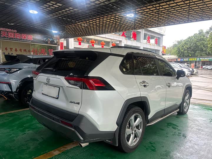 Фото 9 - Toyota RAV4