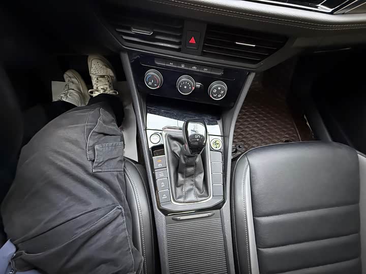 Фото 7 - Volkswagen Sagitar L