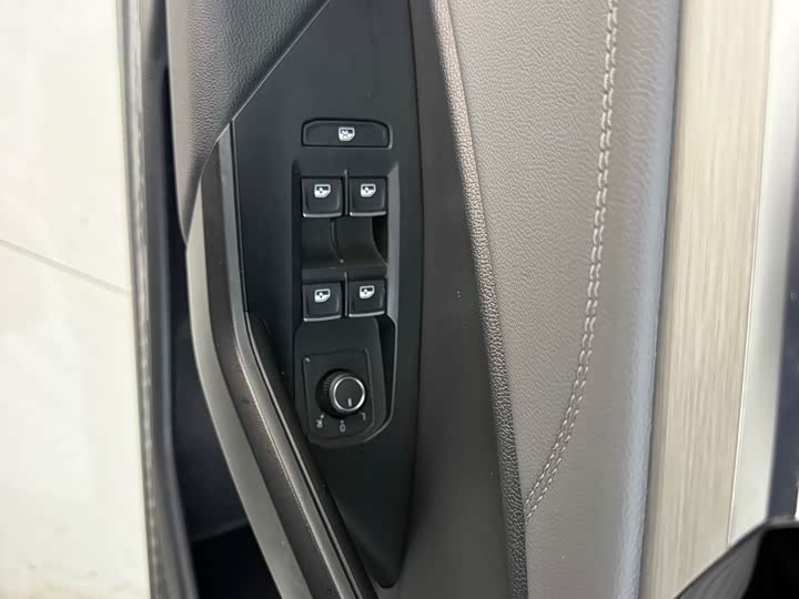 Фото 8 - Volkswagen Sagitar L