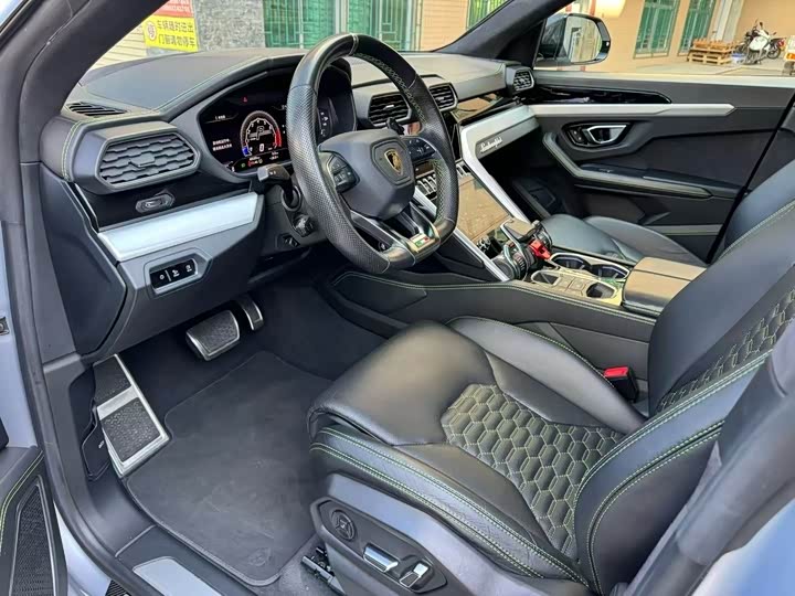Фото 3 - Lamborghini Urus