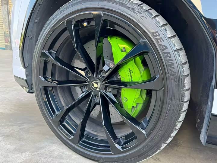 Фото 5 - Lamborghini Urus