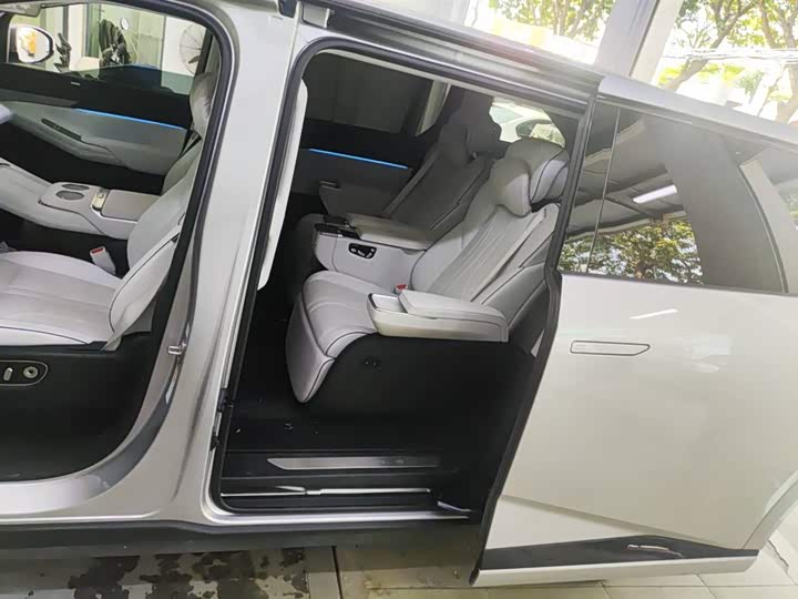 Фото 2 - XPeng X9